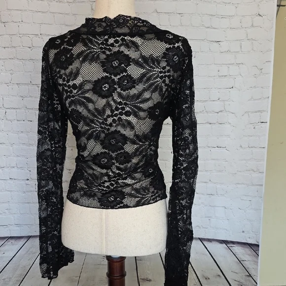 Elegant Black Lace Blouse - Picture 5 of 8